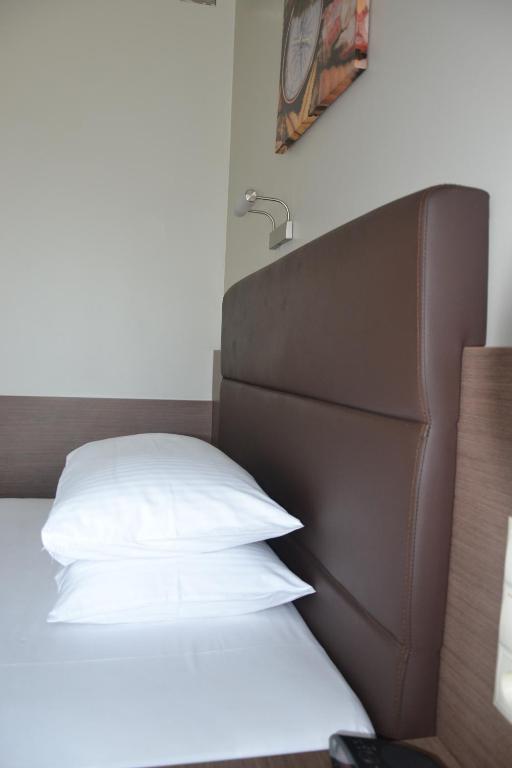 Hotel Pod Debem Tarnow Room photo